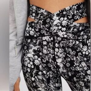 Aerie Black and White Floral Leggings